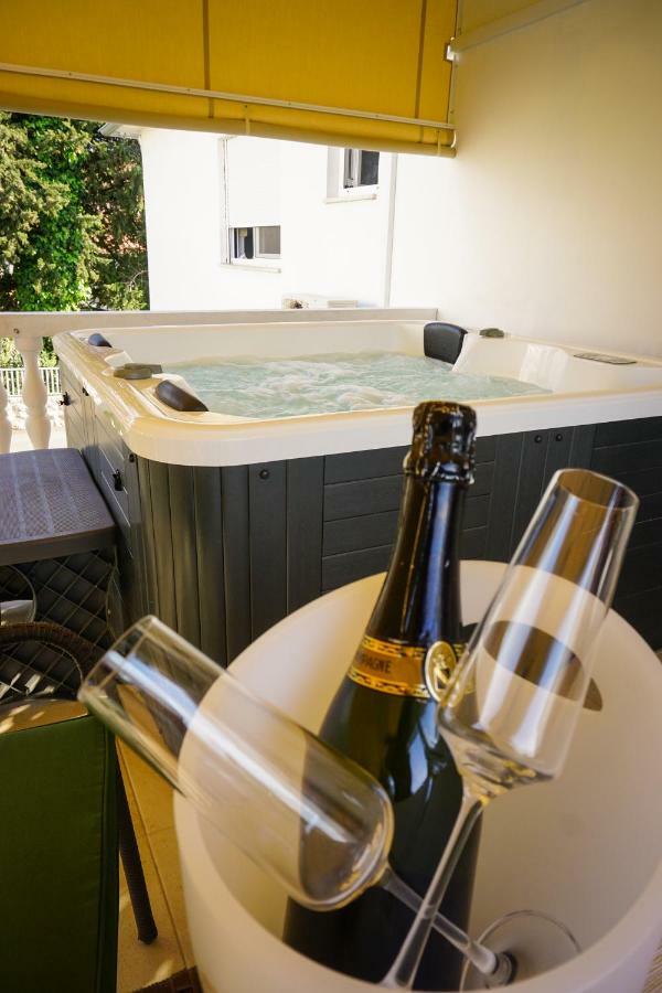 Apartment Paula With Private Jacuzzi And Parking- Near The Beach Zadar Extérieur photo