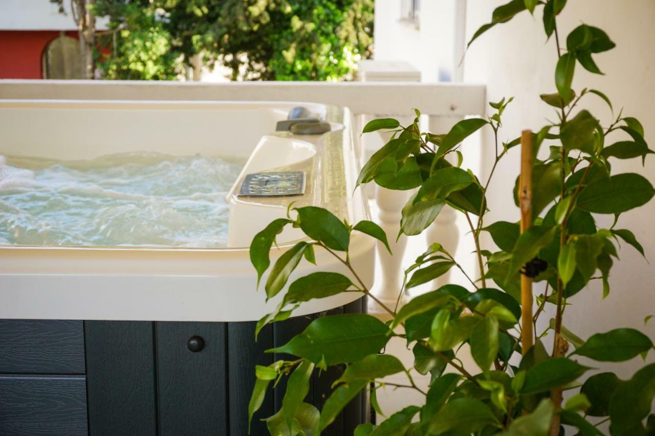 Apartment Paula With Private Jacuzzi And Parking- Near The Beach Zadar Extérieur photo