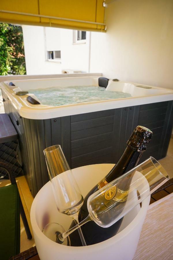 Apartment Paula With Private Jacuzzi And Parking- Near The Beach Zadar Extérieur photo
