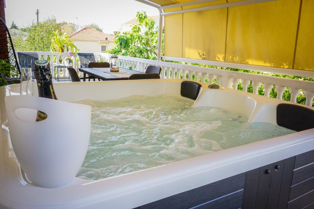 Apartment Paula With Private Jacuzzi And Parking- Near The Beach Zadar Extérieur photo