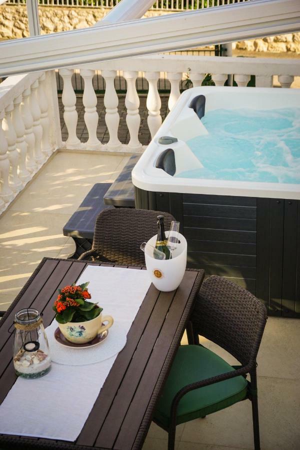 Apartment Paula With Private Jacuzzi And Parking- Near The Beach Zadar Extérieur photo